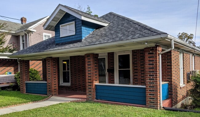 Photo - 766 Arbutus Ave SE House