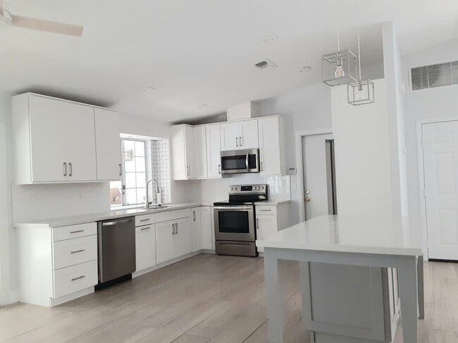 Building Photo - 54140 Avenida Mendoza