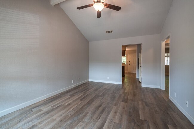 Building Photo - Charming 2-Bedroom, 1-Bath Duplex in North...