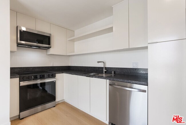 Foto del edificio - 8561 Belmont St