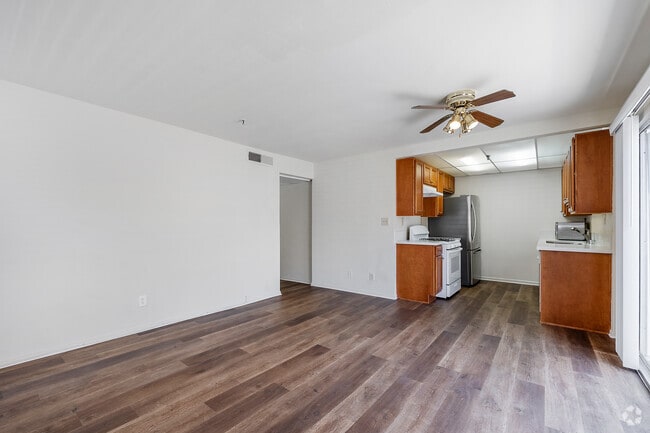 2BD, 2BA - 830SF - Living Room - Veteran Plaza