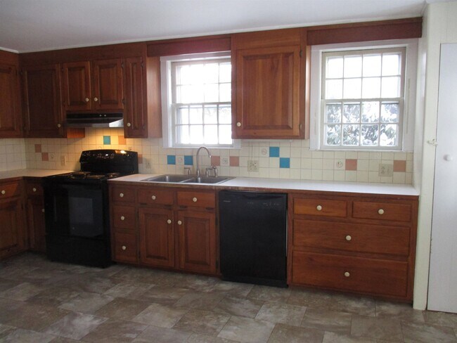 Foto del edificio - 48 Perkins Ln