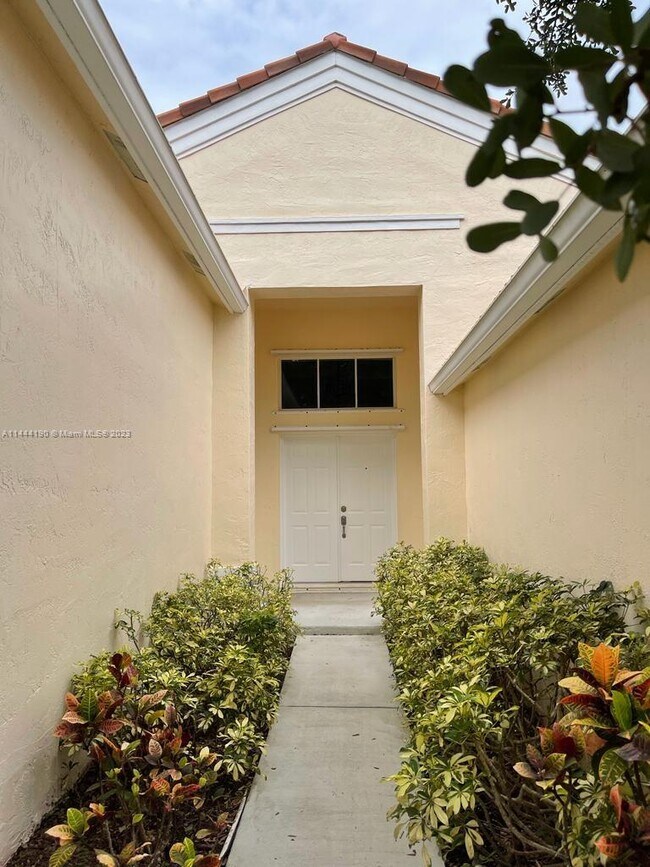 Building Photo - 622 Carrington Ln