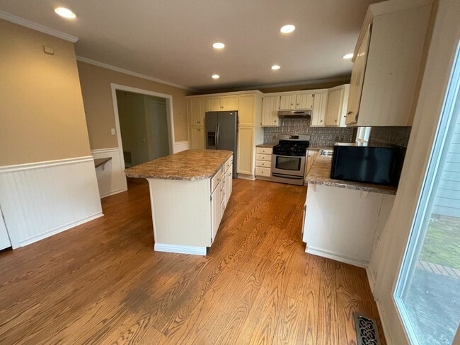 Building Photo - Spacious Home Off N Holden Convenient to F...