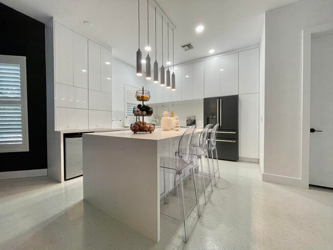 Building Photo - 1840 Highland Grove Dr