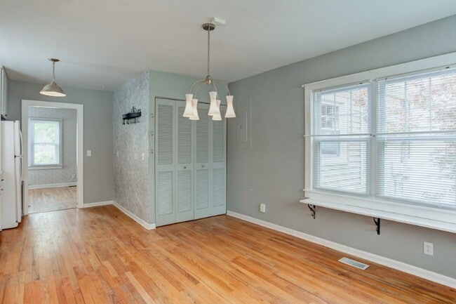 Building Photo - 1306 Henning Ave