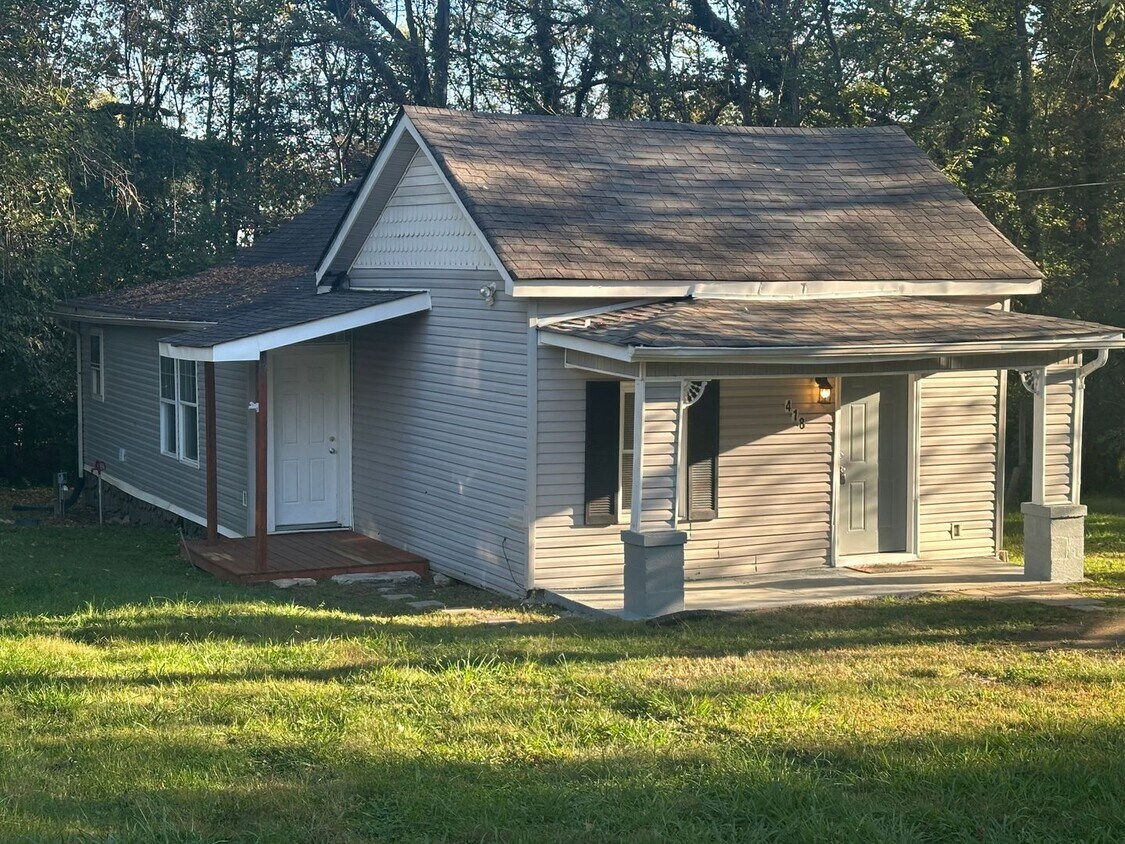 Primary Photo - 2 bedroom, 1 bath house in Columbia!