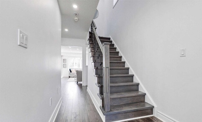 Building Photo - Beautifully Updated Executive End-Unit Tow...