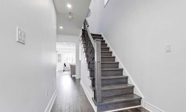 Photo du bâtiment - Beautifully Updated Executive End-Unit Tow...