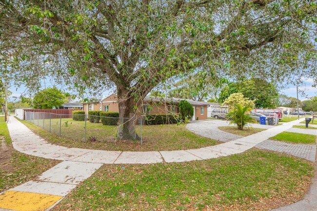 Vista de la esquina de la casa - 6500 SW 16th St