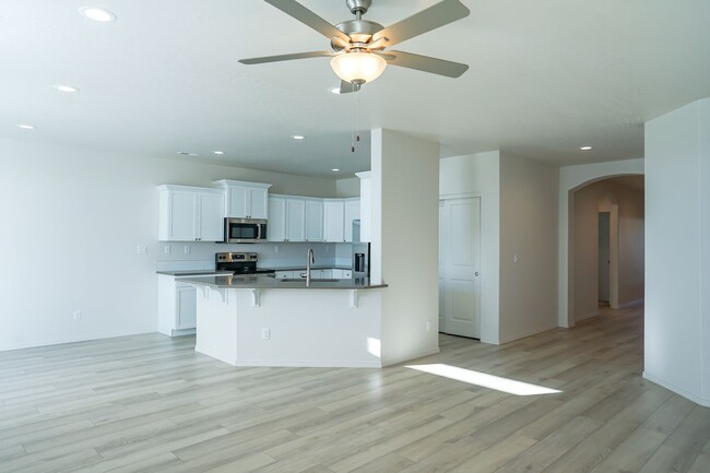 Building Photo - Charming and Exceptionally Clean, 3 Bedroom