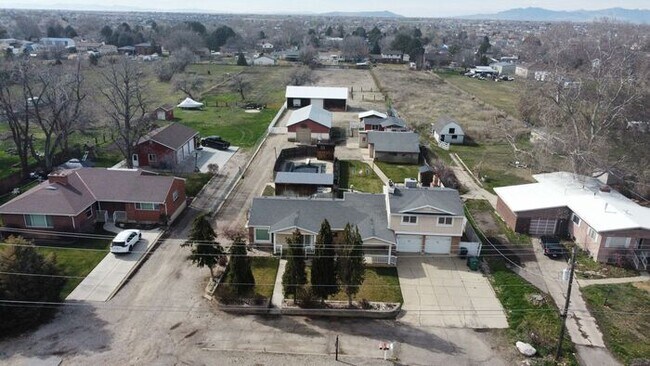 Foto del edificio - 3 bdrm 3 bath Home 2 car Garage 1.8 Acres Horse property. All Utilities included.