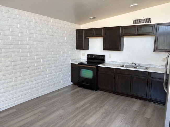 Building Photo - Cozy 3 bedroom 1 bathroom SFR