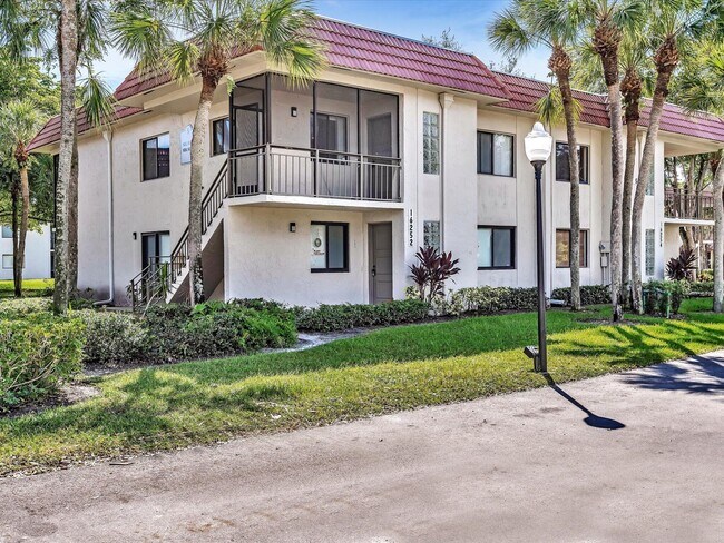 Foto del edificio - 16252 Laurel Dr