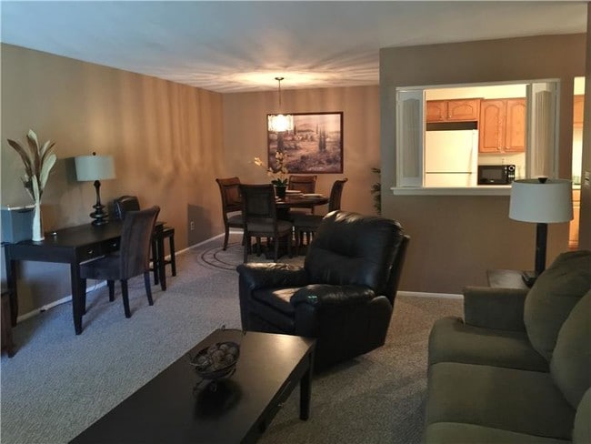 Building Photo - 798 Eves Dr