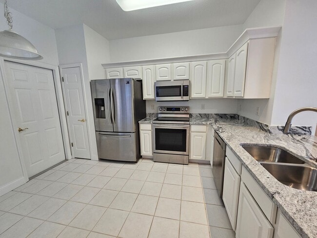 Building Photo - 2 Bedroom, 1.5 bath townhome in gated comm...
