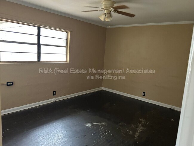 Foto del edificio - 220 E Central Ave