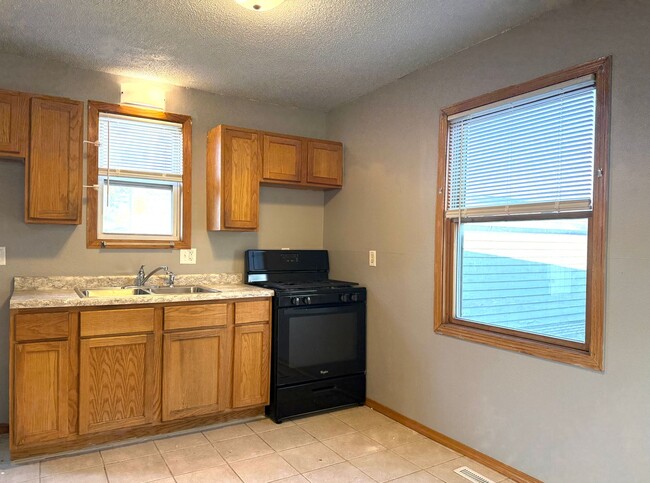 Building Photo - Cozy 3BD, All Main-Floor Living with Large...