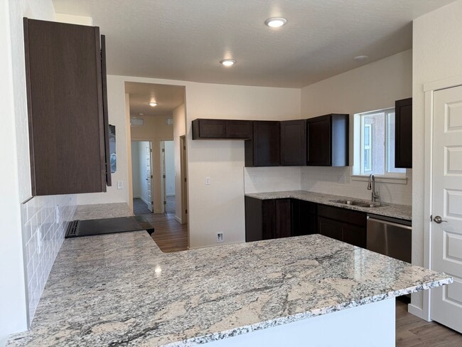Building Photo - Available Now.  New 3 bed, 2 bath home