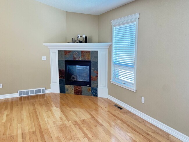 Foto del edificio - 4 BEDROOM, 3 BATHROOM TWINHOME WITH 2 CAR ...