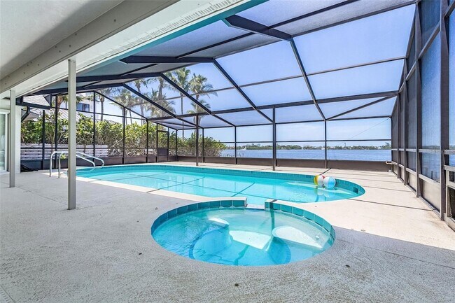 Foto del edificio - 716 Sarabay Rd