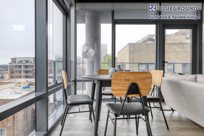 Foto del edificio - 450 W Belmont Ave