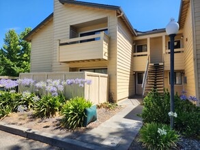 Building Photo - 3001 Woodlake Dr