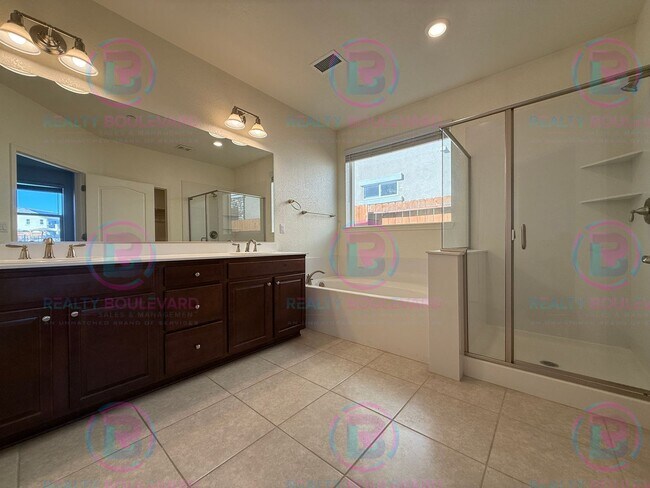Foto del edificio - Gorgeous Newer 3 Bedroom Home! Located off...