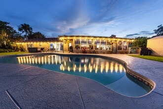 Building Photo - 709 Fairway Dr