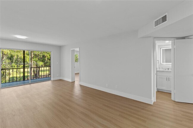 Foto del edificio - 7900 Colony Cir S
