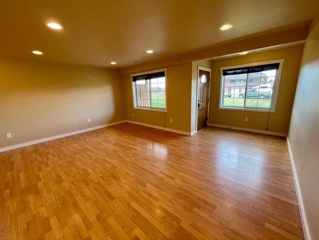 Building Photo - Lovely 3 Bed 2.5 home with 2 car garage
