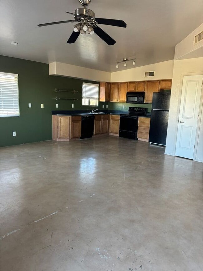 Building Photo - 3 bedroom 2 bath - Available now