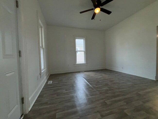 Building Photo - Available Now 2 bedroom 1 bath home