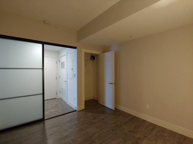 Foto del edificio - Open 2bdrm 1 bath with floor to ceiling wi...