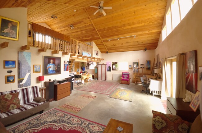 Interior de estudio y loft - 223 Victor Court