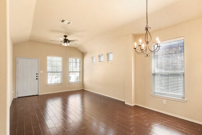Foto del edificio - Beautiful 3 Bedroom Duplex Located in New ...