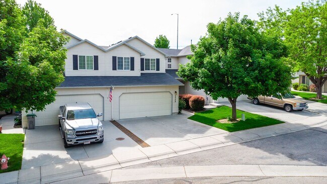 Building Photo - Newly Renovated Townhouse In Boise