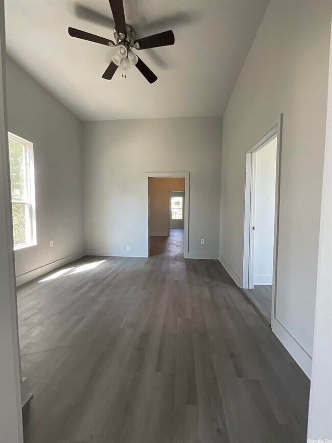 Foto del edificio - 1223 W 10th St