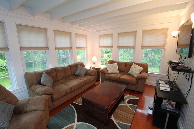 Foto del edificio - 321 Williston Rd