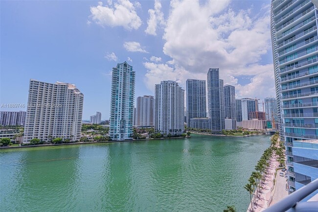 Foto del edificio - 335 S Biscayne Blvd