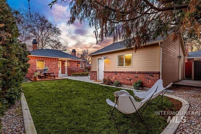 Building Photo - Cozy 3 Bed 2 Bath Cottage on Depot Bench i...