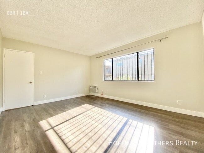 Building Photo - 981 Elden Ave