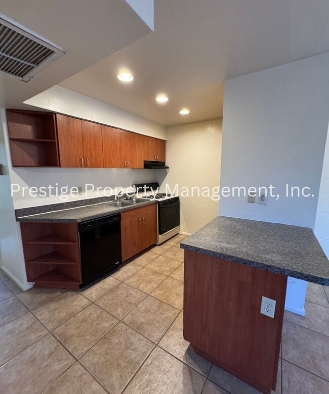 Building Photo - >>Central Gem With Community Pool