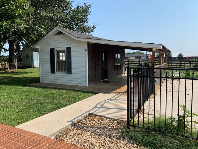 Foto del edificio - 2 Story Historic Home Near New London Academy