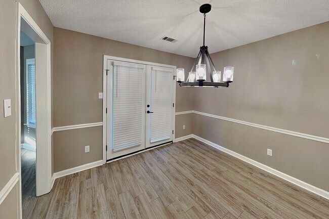 Foto del edificio - 8070 Ellis Rd