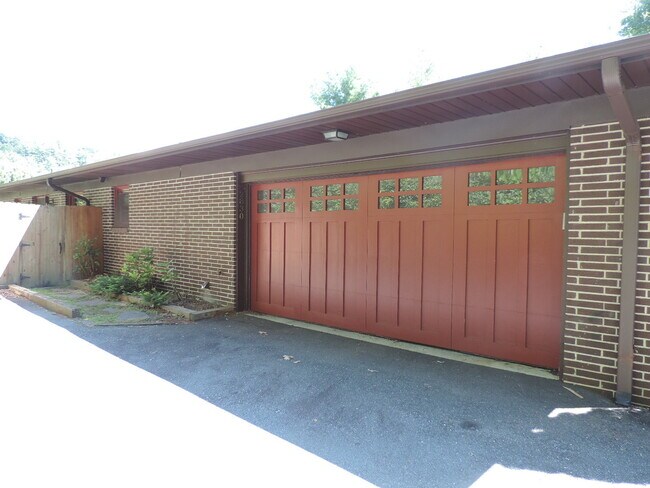 Foto del edificio - Beautiful Mission-Style Home! Lots of Yard for Play!