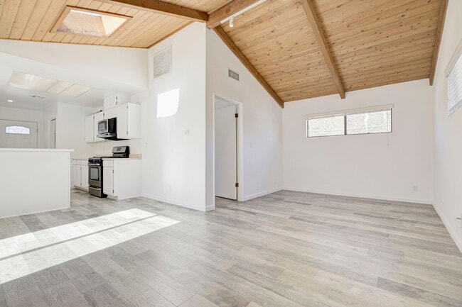 Building Photo - 6011 Bellaire Ave