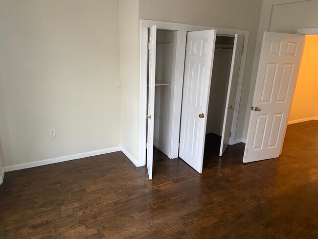 Building Photo - 422 Jelliff Ave