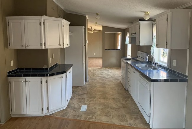 Building Photo - NEW LISTING!!!!!