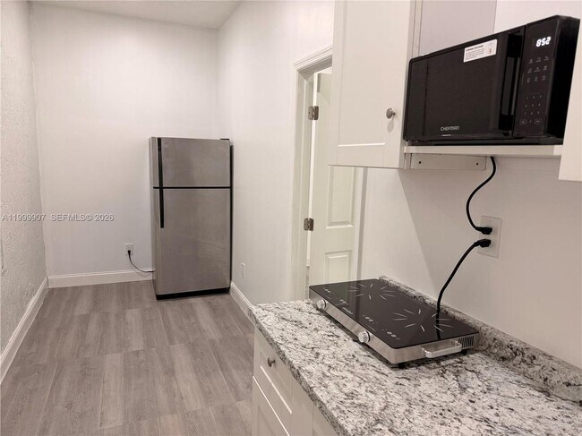 Foto del edificio - 2804 NW 7th Ct